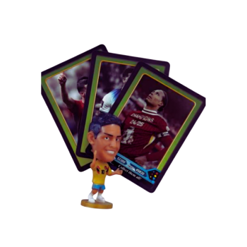 FIFA 2026 záhadný balíček s figúrkou a tromi kartičkami.